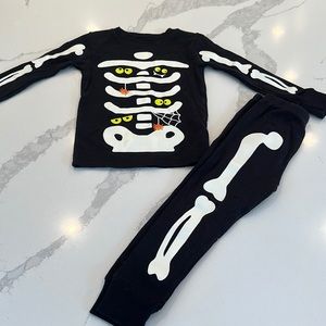 CARTERS Halloween pajama set size 2T never worn